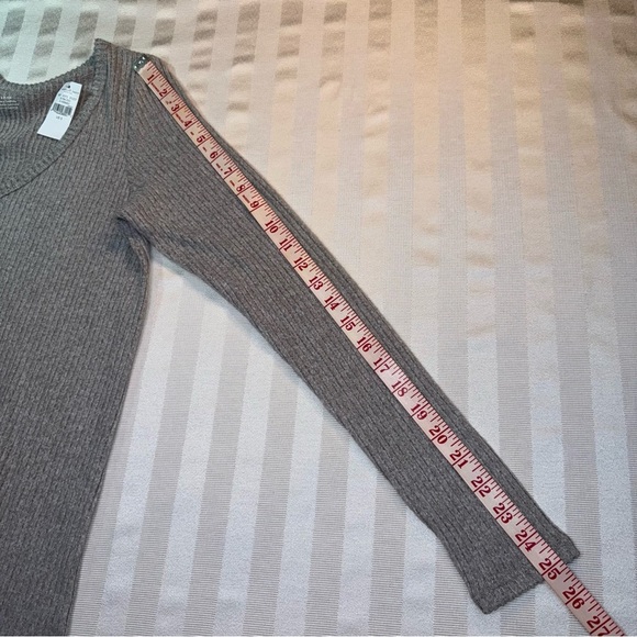 American Eagle Outfitters Light Gray Ribbed V-Neck Long Sleeve Top Sz S NWT SOFT - Picture 10 of 11